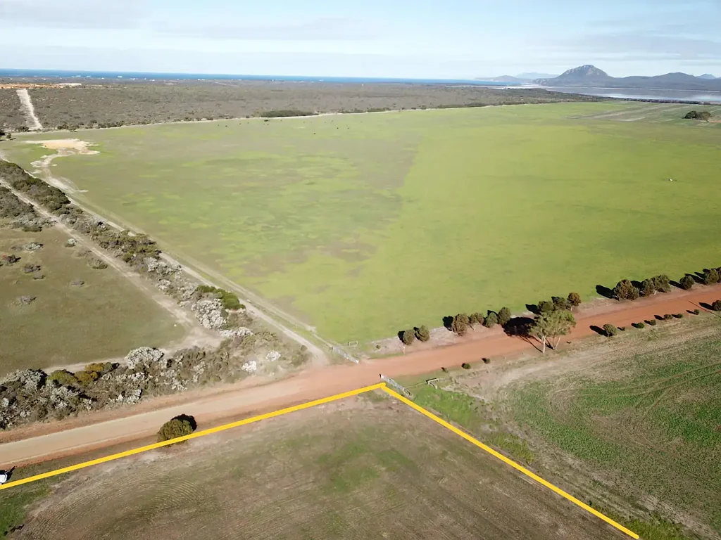Hopetoun Open vista over farmland towards Mt Barren