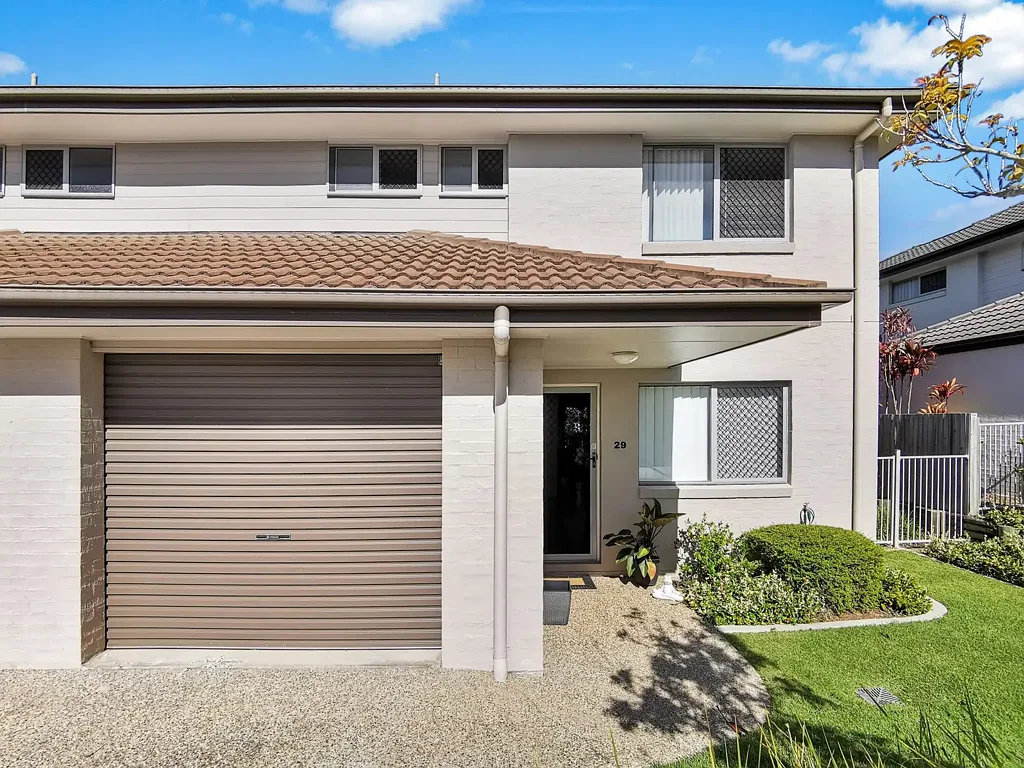 Rent: $610 per week until 09 Feb 2027, increasing to $670 per week thereafter. Spacious Townhouse - Short Walk to Train, Shopping & Westfield