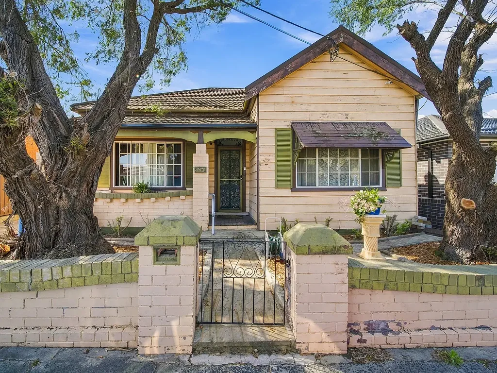 Botany 4બેડરૂમ Calling all tradies - huge workshop & parking! Renovate or replace.