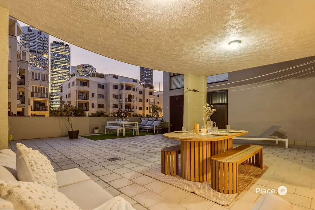 Kangaroo Point 2 Slaapkamer Renovated Riverside Apartment with One of Kangaroo Point's Largest Exclusive Use Courtyards