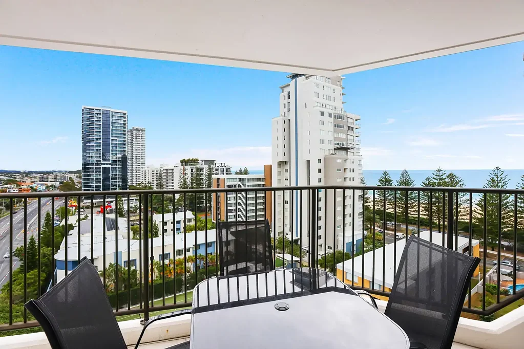 Burleigh Heads 2 Bedroom BUZZING Burleigh Heads!