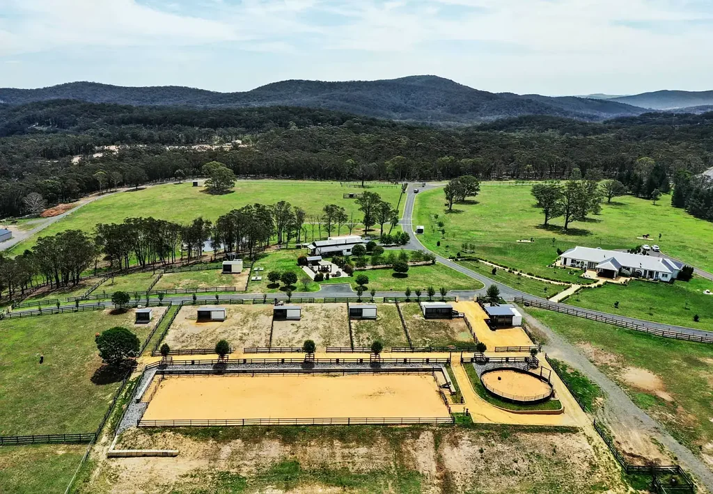 Boxers Creek Turnkey Estate with Commercial Opportunities on Majestic Private Acreage. 'Warat
