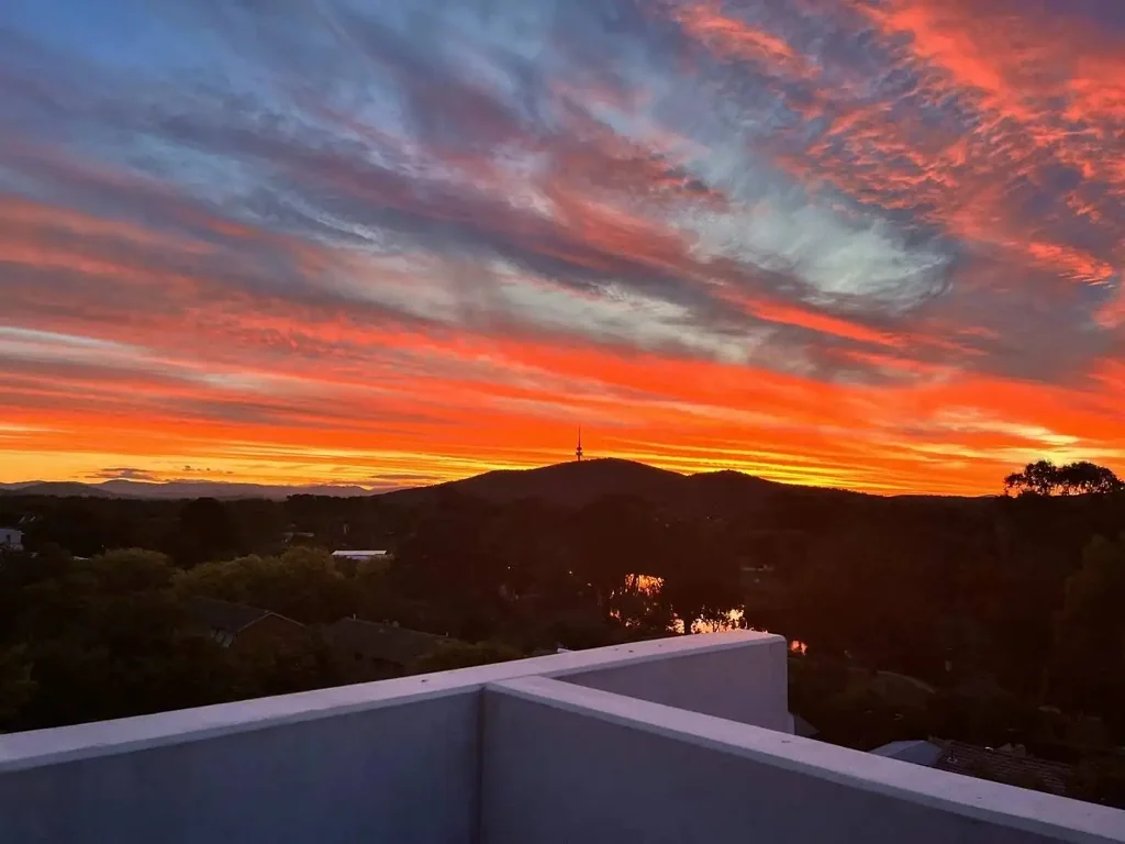 Stunning Top-Floor 3-Bed Apartment - Mountain Views & Sunset Splendor