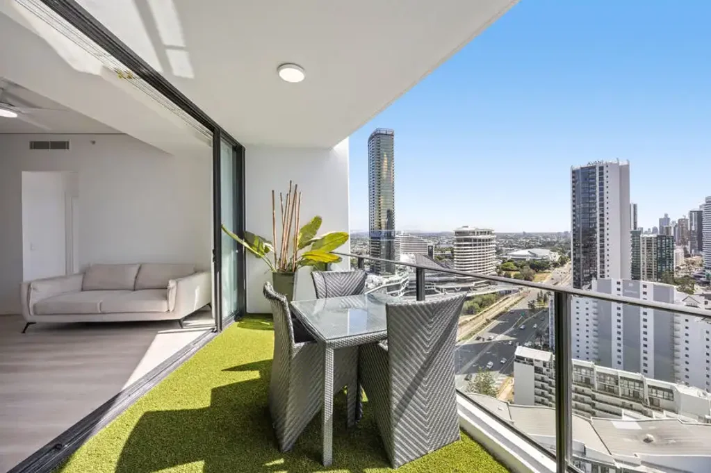 Broadbeach 2房  Sky-High Luxury with Rare 12ft Ceilings. A Level 24 Standout