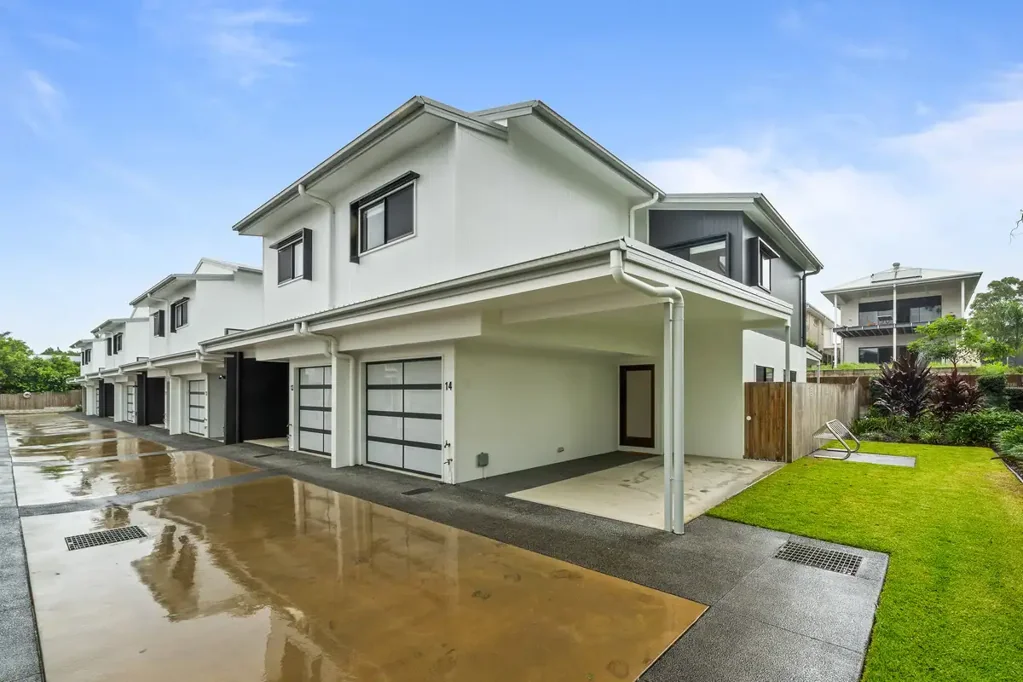 LUXURY TOWNHOUSE WITH BUSHLAND OUTLOOK