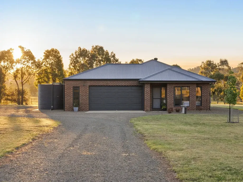Mansfield 4房  As new high quality home moments from Lake Eildon!