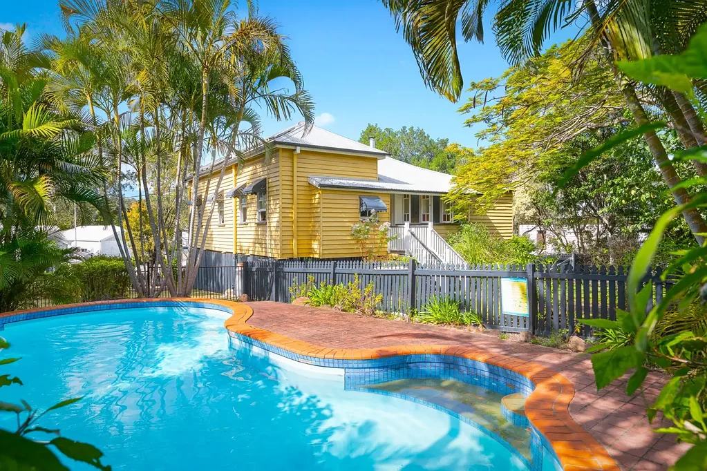 Dayboro 3房 绝佳机会，在稀有的Town Centre Zoned地块上拥有一栋经典Queenslander住宅！ Incredible Opportunity to own a Timeless Queenslander on a Rare Town Centre Zoned Landholding!