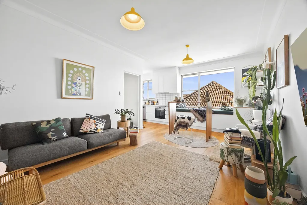 BEAUTIFULLY RENOVATED TOP FLOOR APARTMENT WITH HARBOUR GLIMPSES