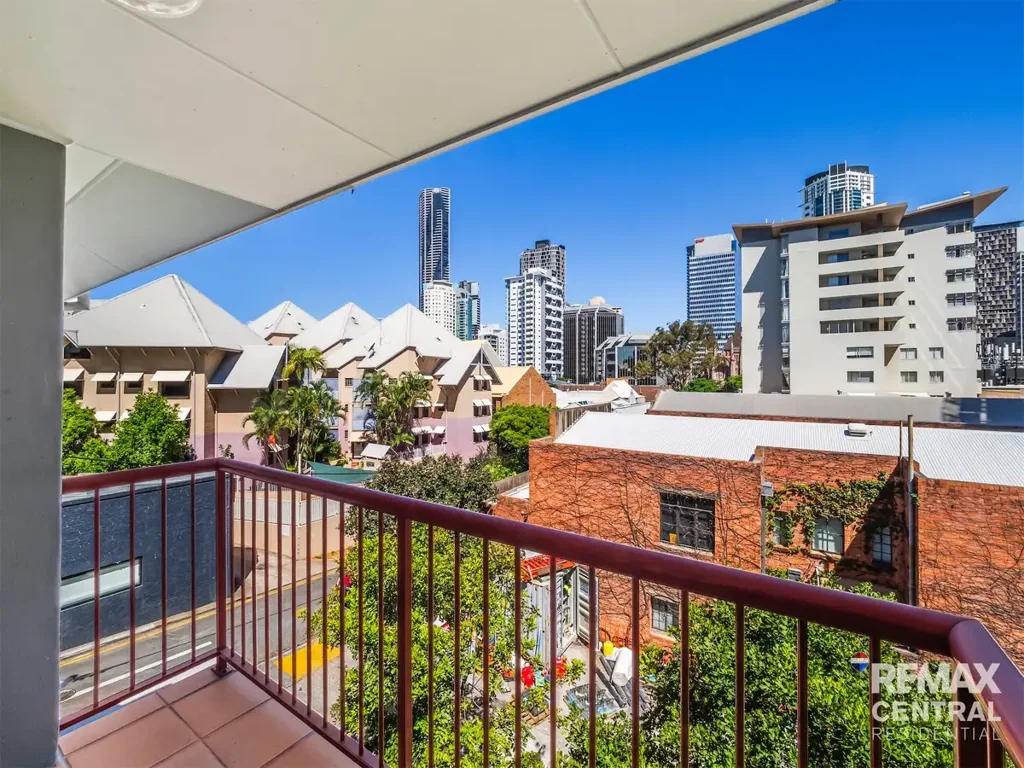 SPRING HILL – TOP FLOOR LIVING ON THE EDGE OF THE CBD