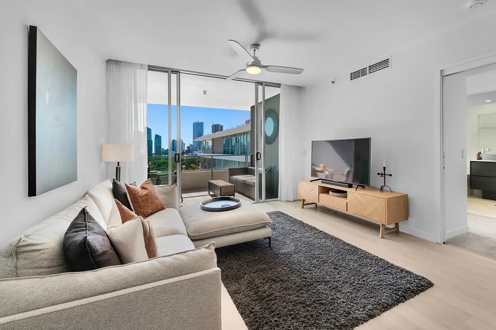 Broadbeach Waters 1chambre TOP FLOOR, FULLY RENOVATED 1 BEDROOM + MULTIPURPOSE ROOM - FRESHWATER POINT