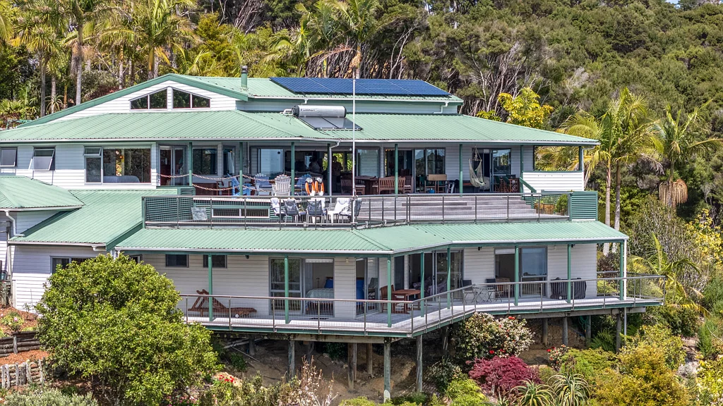 Russell 5房  Unrivalled Coastal Sanctuary with Income Potential
