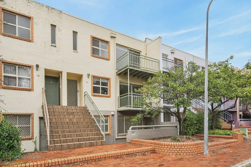 Phillip 4Zimmer Architectural Townhouse with Separate Title, Space & Versatility