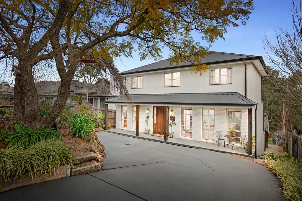 Chadstone 5房 Scotchman’s Creek景致 开放式家庭客厅 农舍风格厨房 石质台面 双燃料灶具 底楼主卧套间 高架露台 娱乐空间 精心规划花园 地暖 Coonara壁炉 气候控制系统 家族社区便利 Where City Meets The Country!