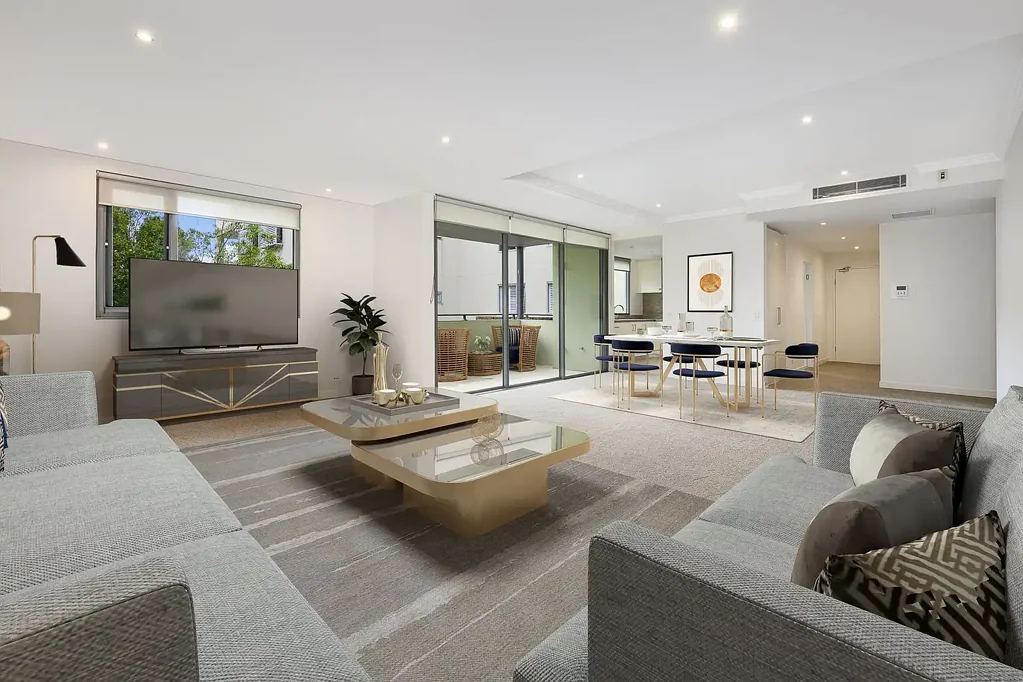 Expansive Luxury Living - Walk to Rail