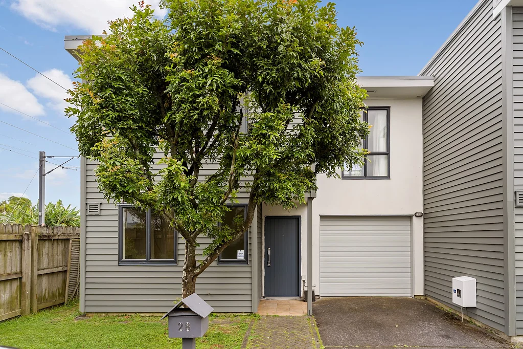 Avondale 3 Slaapkamer End-Unit Townhouse in a Secure Avondale Community