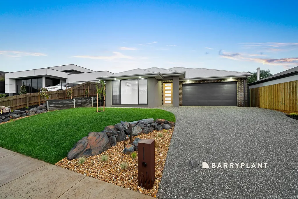 Warragul 4غرفة نوم Custom-Built Luxury in Prestigious Bowen Heights