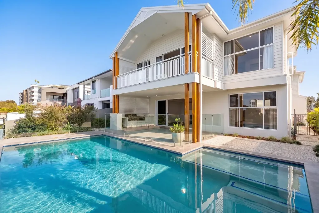 CONTEMPORARY WATERFRONT LUXURY IN THE PRESTIGIOUS LAKES ESTATE
Available 12 + Months