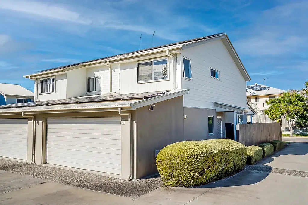 Calamvale 3房 宽敞、时尚、低维护，尽享 Calamvale 中心生活 Private Corner Townhouse with Extra Parking & Modern Comfort