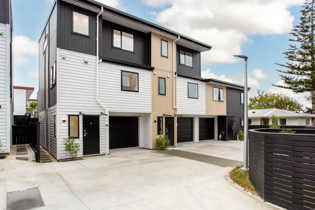 New Lynn 4房  Brand New with Granny Potential. New Lynn Central