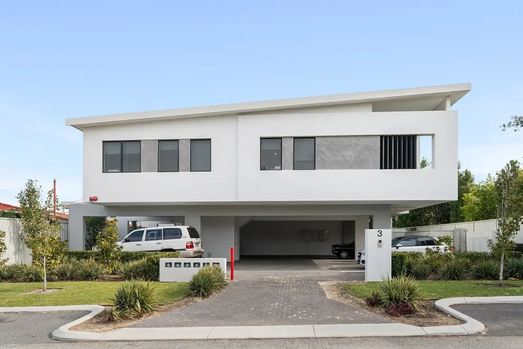 Beautifully Presented Unit in Prime Hillarys Location