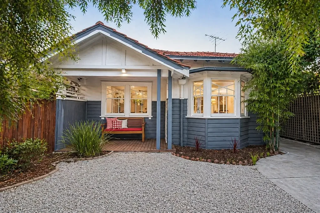 St Kilda 3chambre Securely leased as a great long term investment