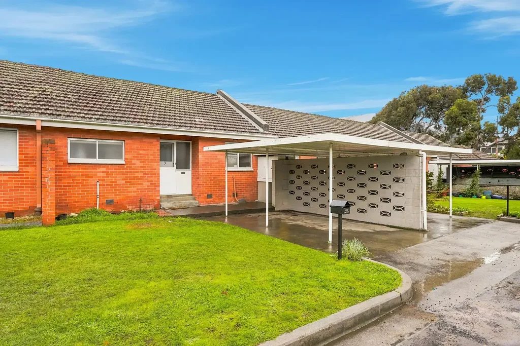 Easy-Care Living Close to Everything