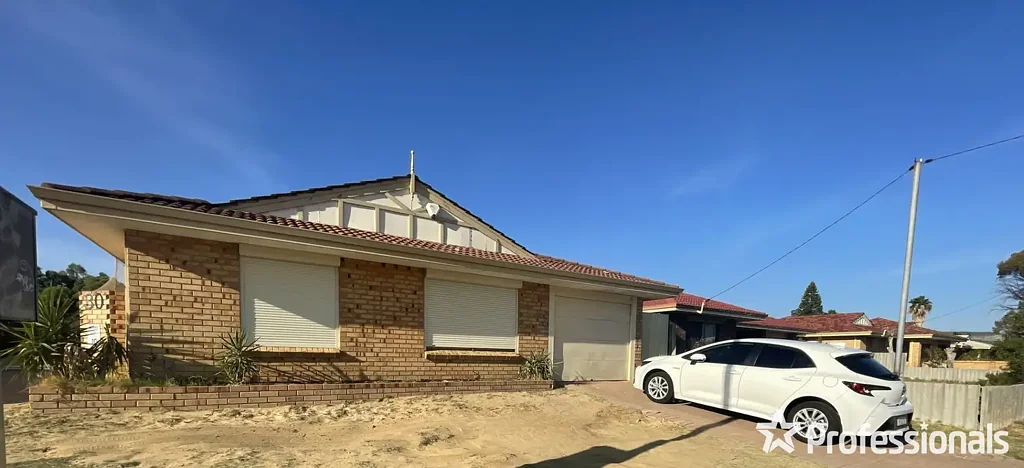 VILLA WITH STREET FRONTAGE
