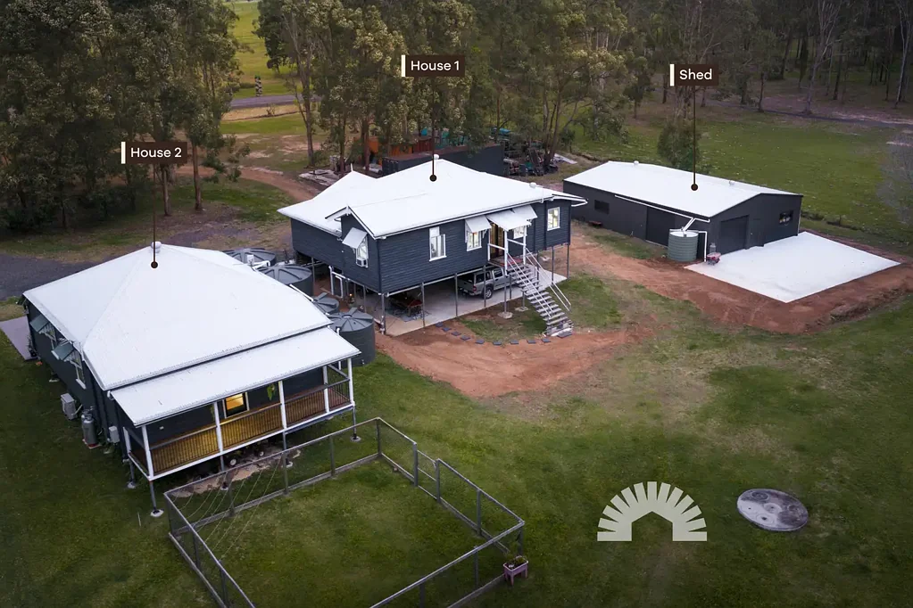 Upper Caboolture 5房 两栋历史悠久的Queenslander住宅。一处非凡的1.5英亩庄园。 Two historic Queenslanders. One extraordinary 1.5-acre estate.