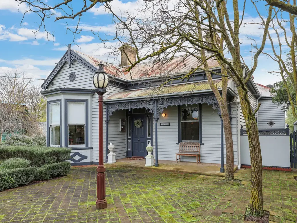 Mortlake 4 Slaapkamer QUALITY & CHARACTER – WHAT A BEAUTY!