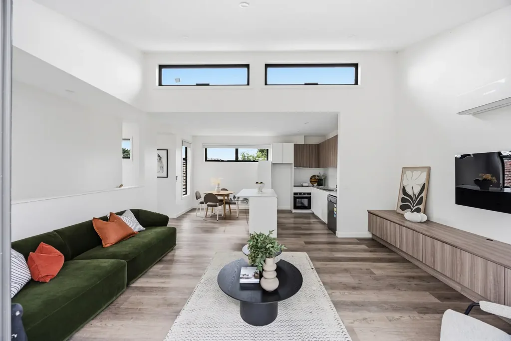 2/4 Enderly Avenue, Reservoir, VIC 3073