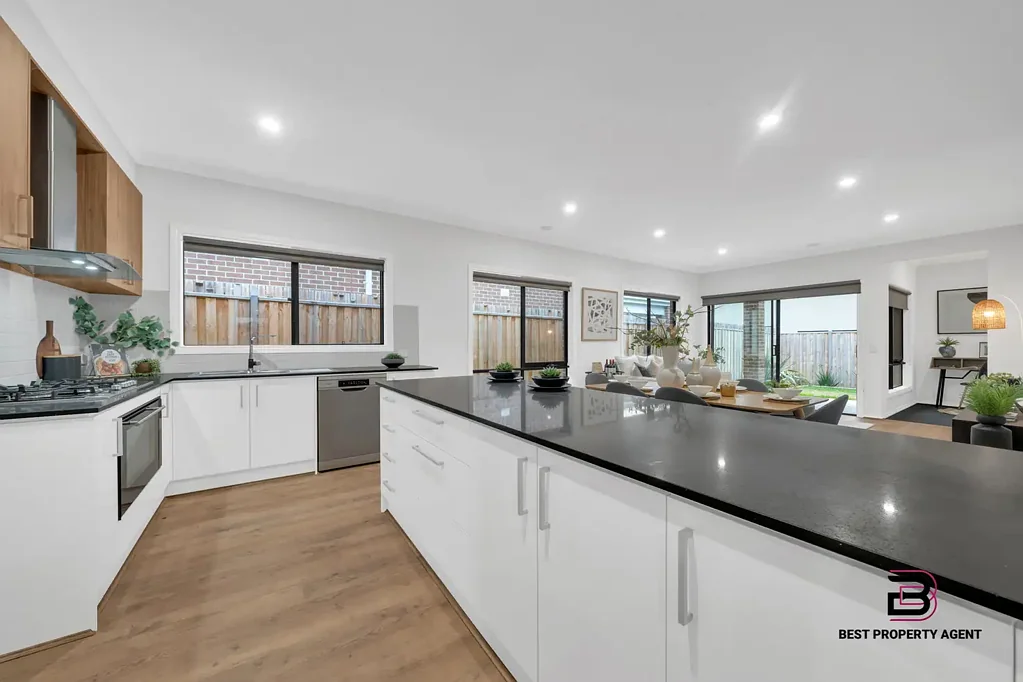 Clyde North 4 Bedroom Stylish Family Home in Prime Clyde North Location