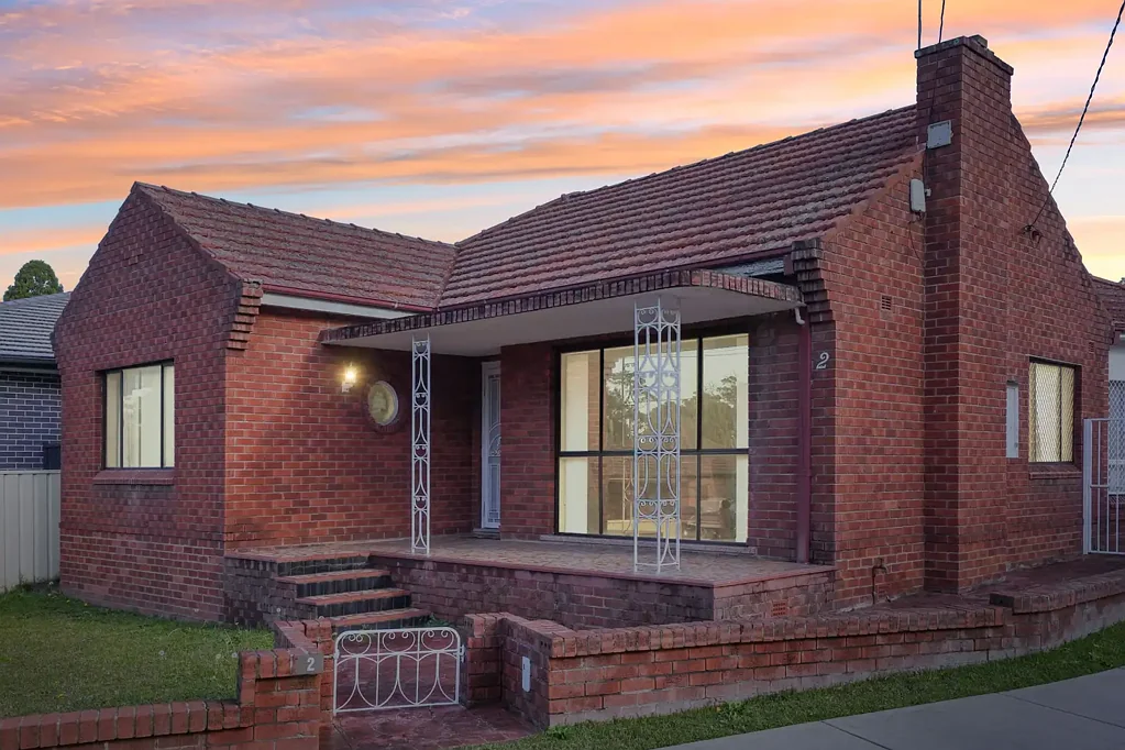 Narwee 3房 全砖结构住宅 宽敞地块 三卧带车库 350米火车站 近学校商场 低维护庭院 Full Brick Classic Home - Just 350m to Narwee Station