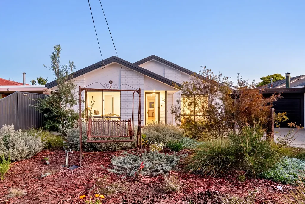 Altona Meadows 4房 Altona Meadows 最受欢迎区域之一的翻新家庭住宅 Renovated Family Living in One of Altona Meadows' Most Wanted Pockets