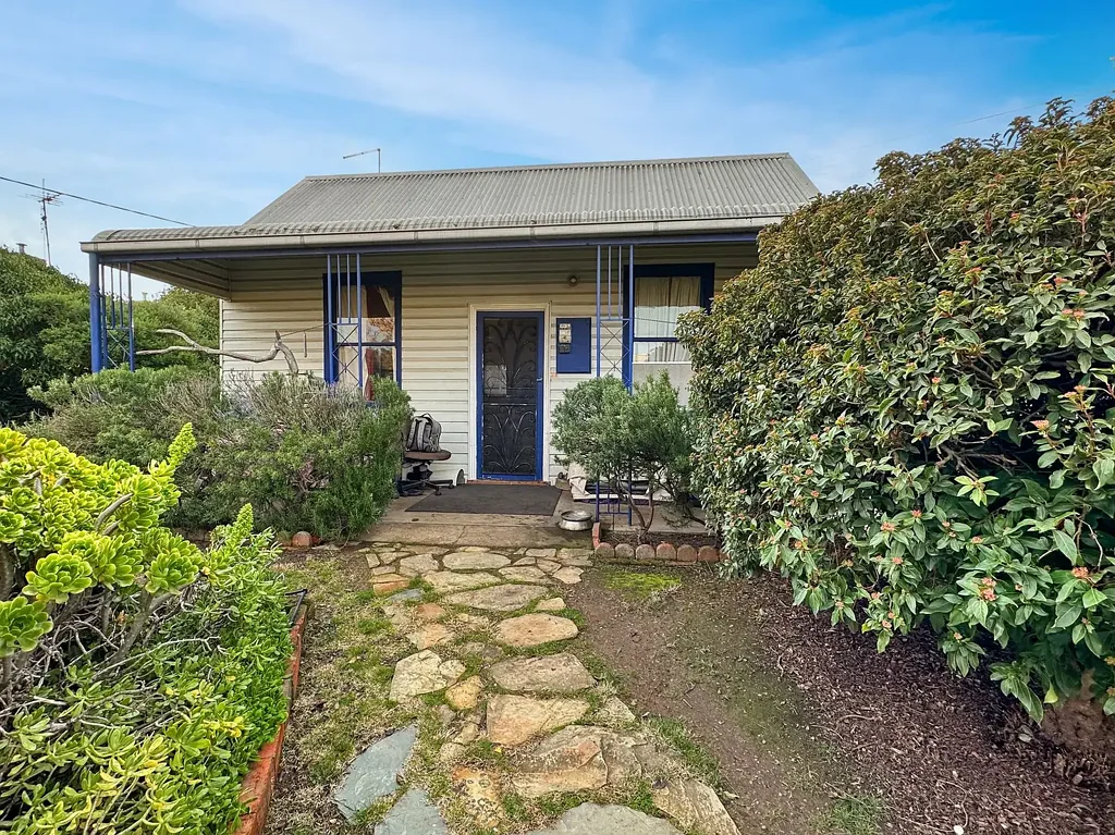 Maryborough 2ਬੈੱਡਰੂਮ CHARMING MINER’S COTTAGE ON GENEROUS ALLOTMENT – RENOVATOR’S DELIGHT