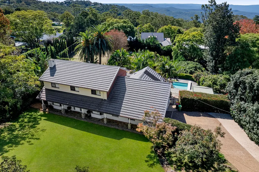 Mount Lofty 4 Bedroom Classic Family Home with Tennis Court and heated pool – Close to Fairholme