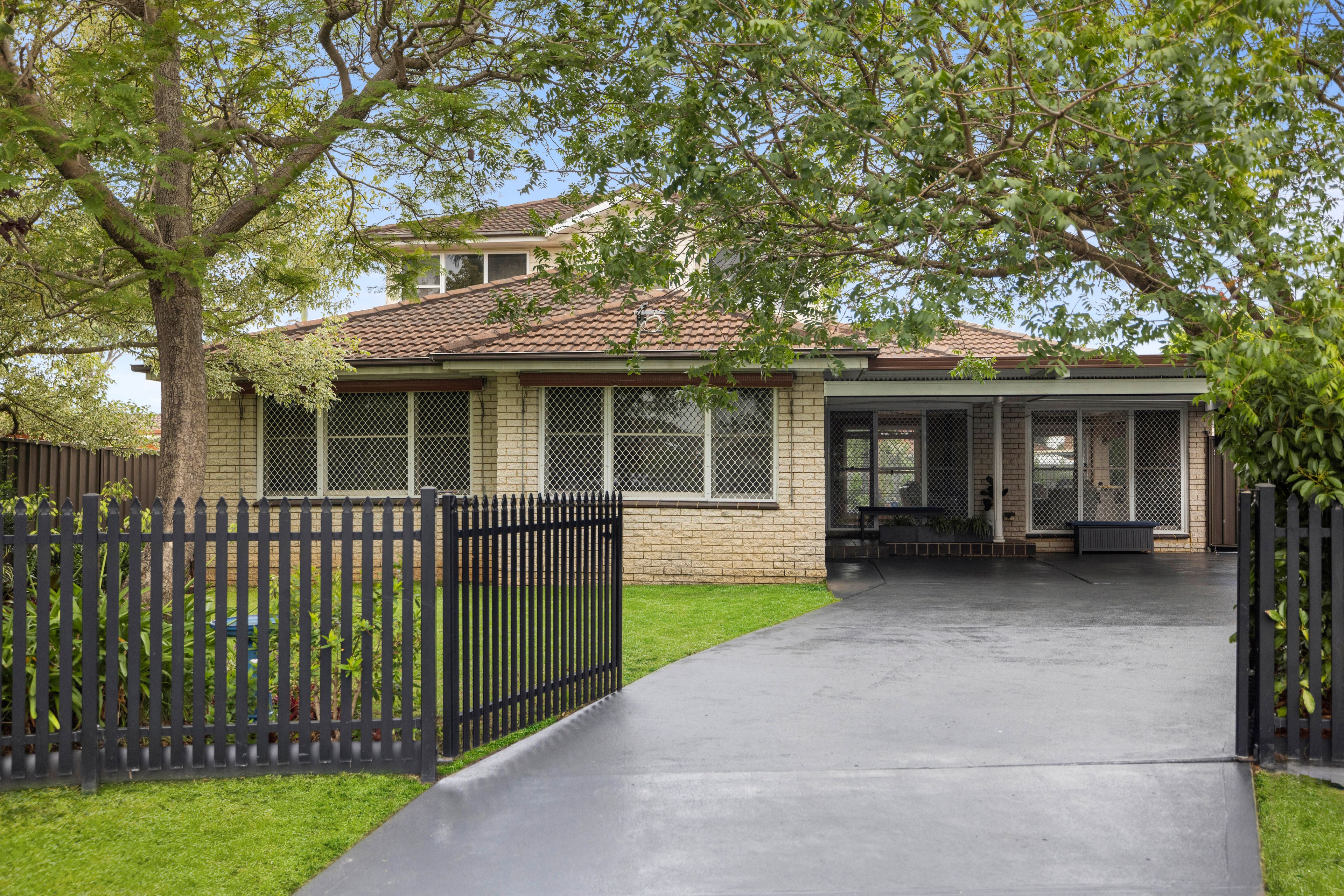 12 BARRIE PL, LEUMEAH NSW 2560, 0 chambres, 0 salles de bain, House