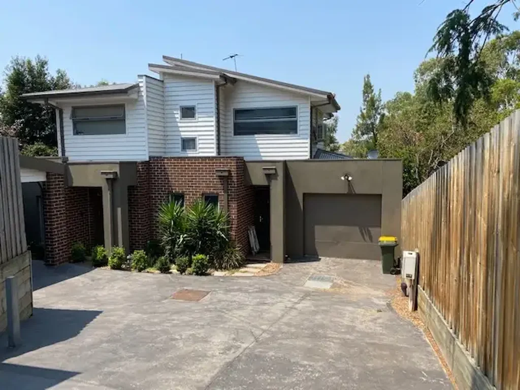 QUALITY MODERN TOWNHOUSE BACKING ONTO PARKLAND!