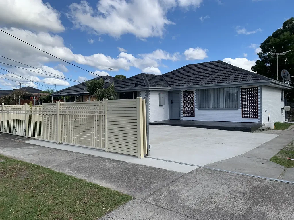FULLY RENOVATION WITH 3 BATHROOMS IN SPRINGVALE