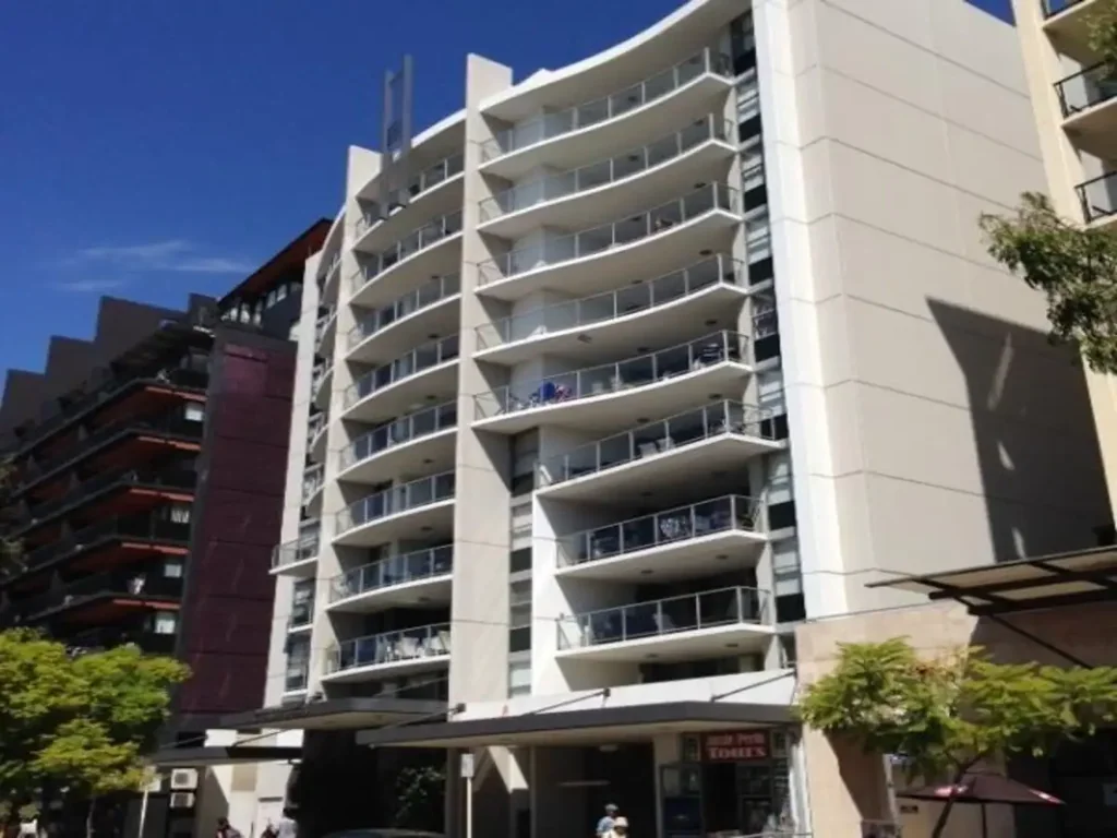 COMFORTABLE URBAN LIVING AT THE COSMOPOLITAN BUILDING