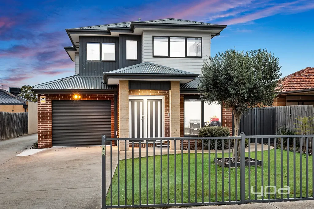St Albans 3 Bedroom Modern Street-Facing Townhouse in Prime St Albans Location
