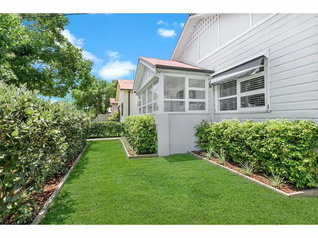 ELEGANT HOME IN THE HEART OF MAYFIELD - SPACIOUS AND FLEXIBLE FLOOR PLAN