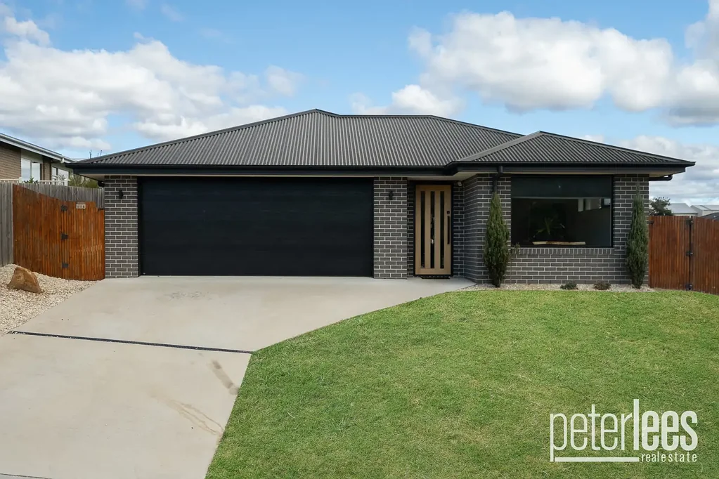 Exeter 3 Bedroom Make This Spacious, Modern, and Low Maintenance Home Yours!