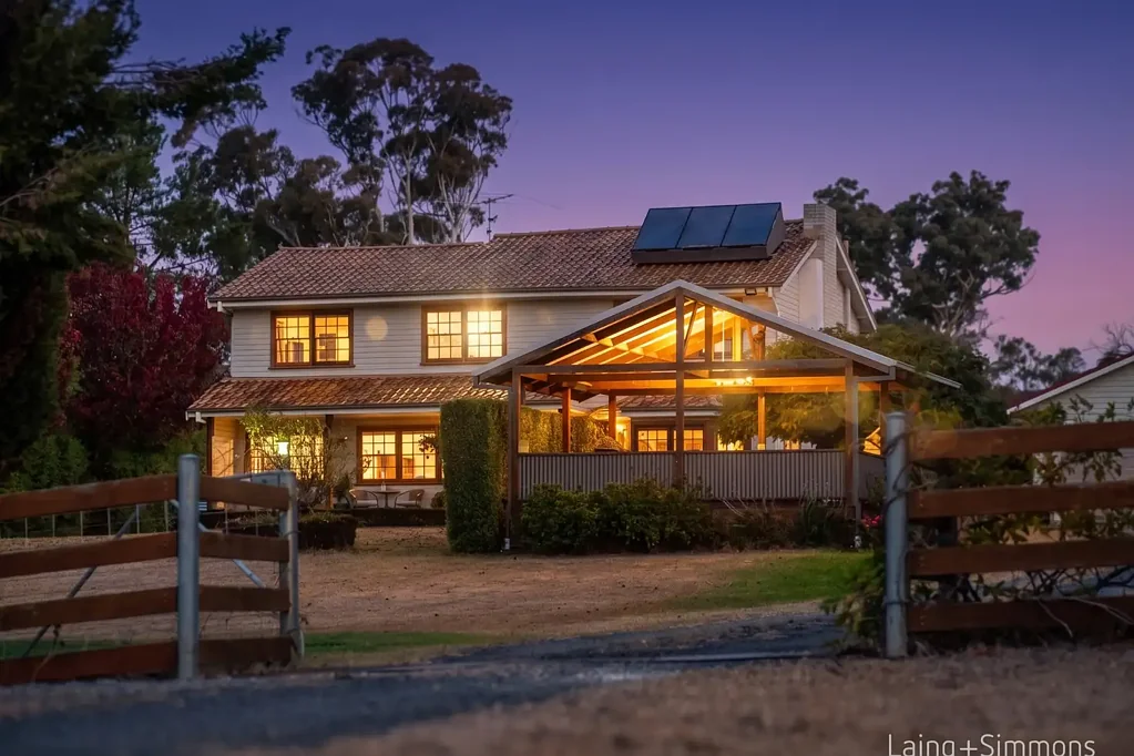 Armidale 4બેડરૂમ Elevated 10-Acre Family Retreat – Renovated Home with Stunning Views, Minutes from Armidale