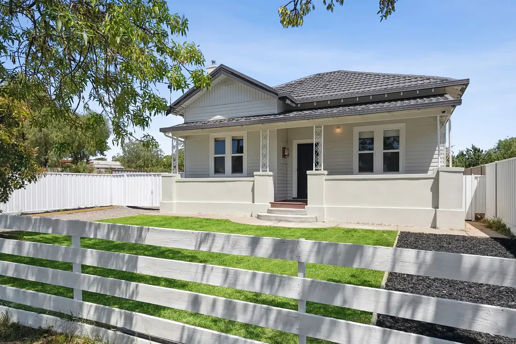 Eaglehawk 3Phòng ngủ Sleek Modern Living with Timeless Charm