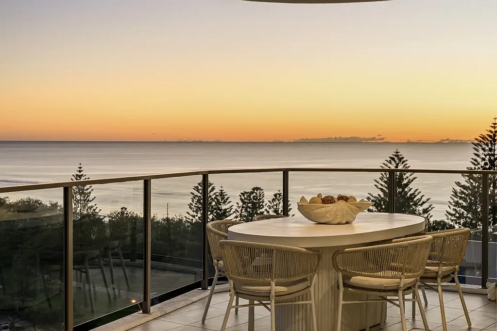 Mermaid Beach 3 Slaapkamer An Elevated Coastal Residence of Scale, Design and Quiet Luxury in Dawn by Mosaic