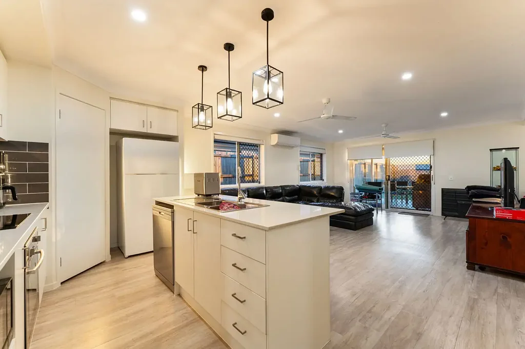 Yarrabilba 4침실 MOVE IN OR RENT OUT - OWNER PURCHASED ELSEWHERE - COMITTED TO SALE