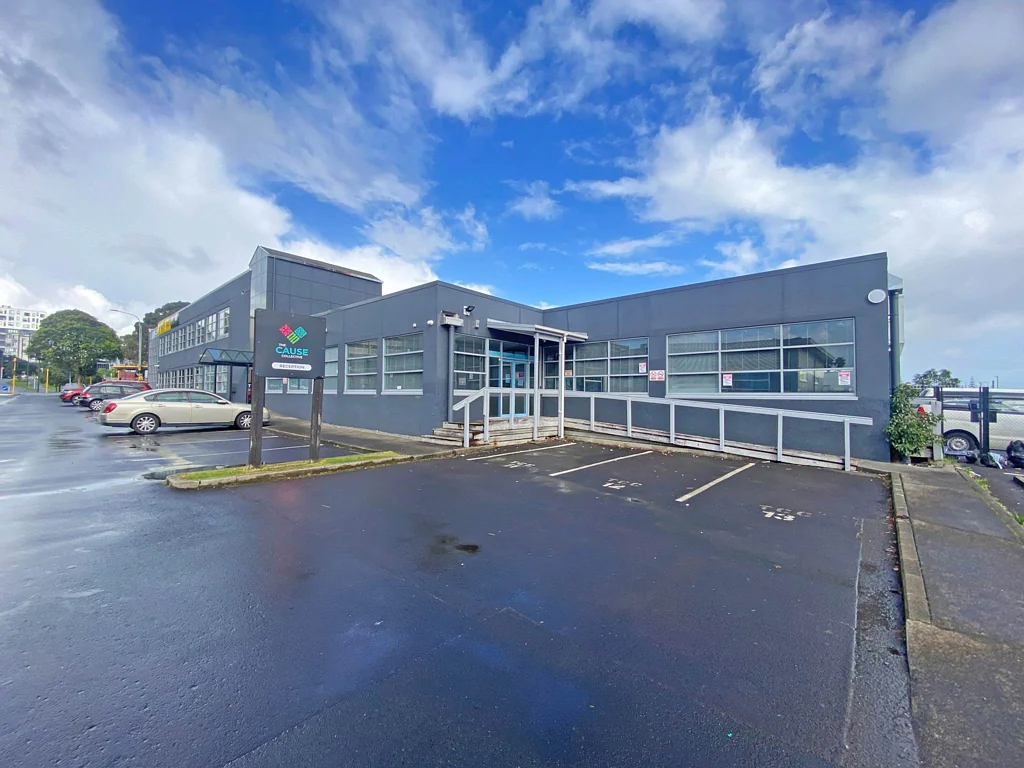 Manukau MODERN 926M² OFFICE WITH 29 CAR PARKS