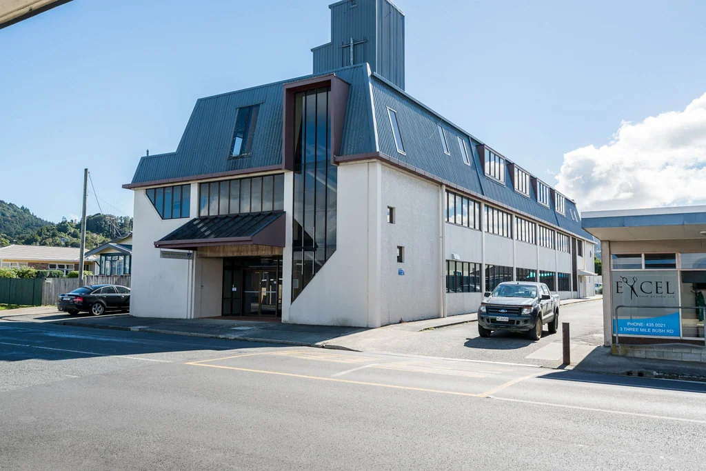 Kamo OUTSTANDING FREEHOLD INVESTMENT
