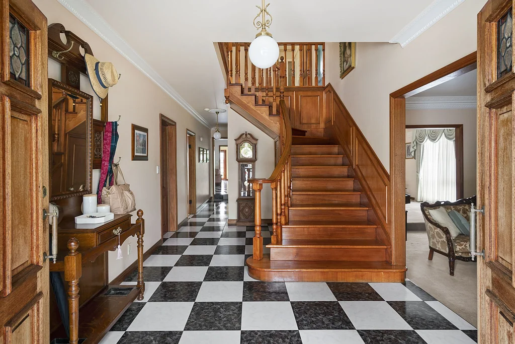 Taylors Lakes 5침실 Elegant Family Grandeur with Expansive Living and Entertaining Spaces