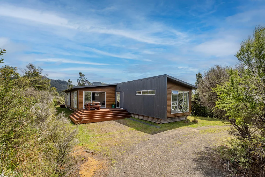 Whenuakite 4chambre Modern and Serene in Silverstream